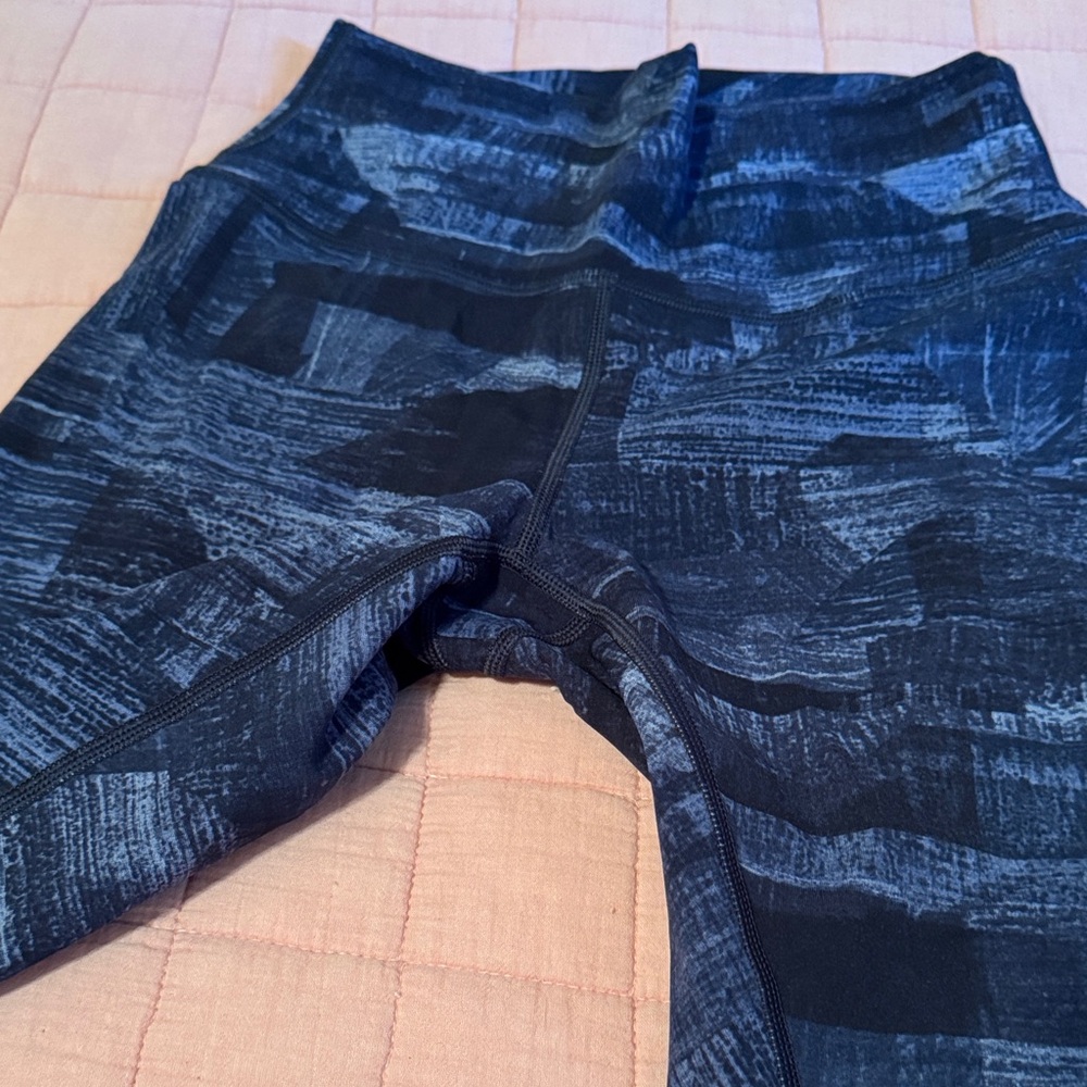 Lululemon Blue Patterned Wunder Under Leggings Si… - image 8